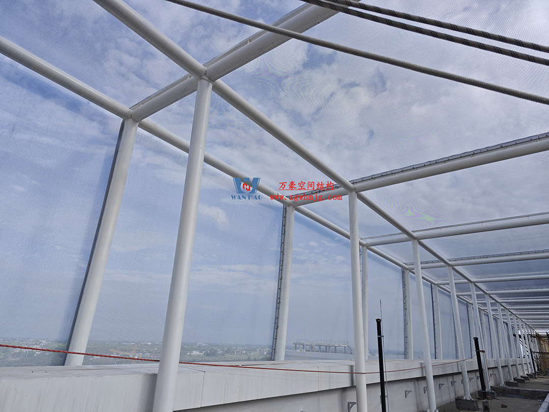 聚焦工程高質(zhì)量建設(shè)，這個(gè)網(wǎng)格織物幕墻正在施工安裝中