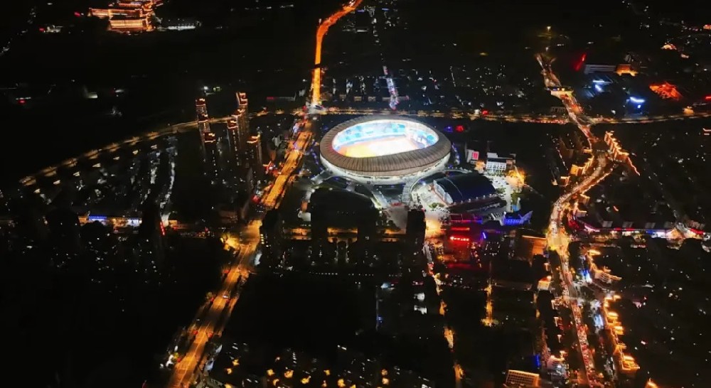 平陽體育中心群星演唱會！超萬人圍觀，現(xiàn)場火爆High唱！