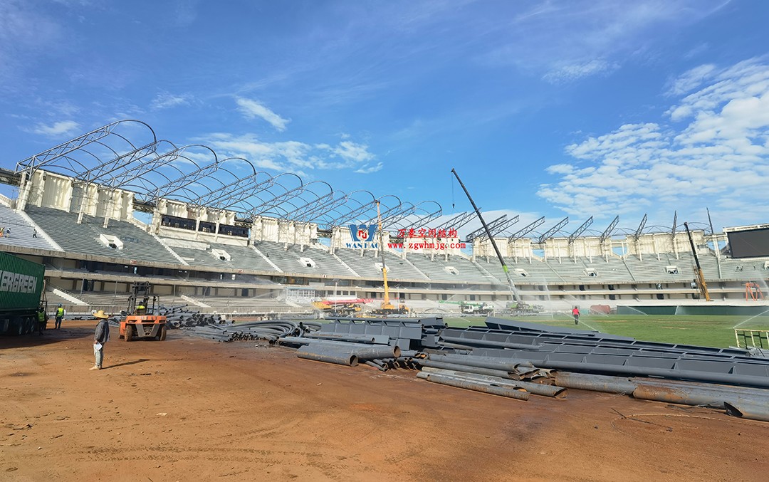 肯尼亞（非洲杯）足球體育場(chǎng)PTFE鋼膜結(jié)構(gòu)屋面火熱施工中