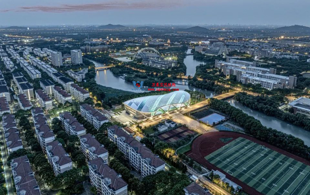 帆影碧波|風(fēng)雨操場(chǎng)上的ETFE膜結(jié)構(gòu)穹頂 帆影碧波|風(fēng)雨操場(chǎng)上的ETFE膜結(jié)構(gòu)穹頂