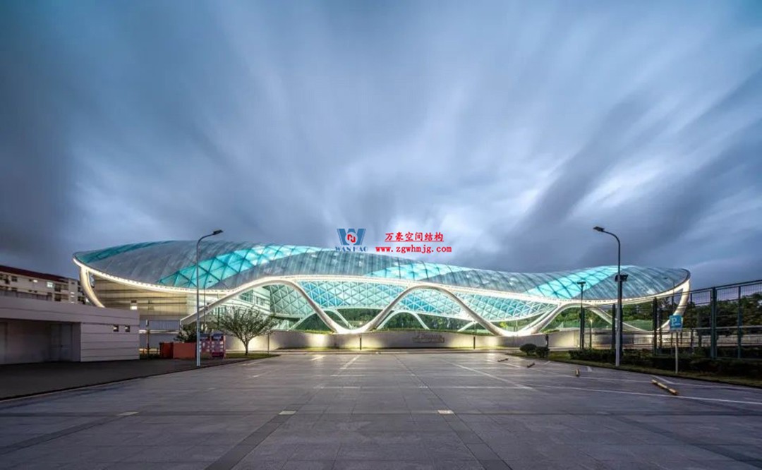 帆影碧波|風(fēng)雨操場(chǎng)上的ETFE膜結(jié)構(gòu)穹頂 帆影碧波|風(fēng)雨操場(chǎng)上的ETFE膜結(jié)構(gòu)穹頂