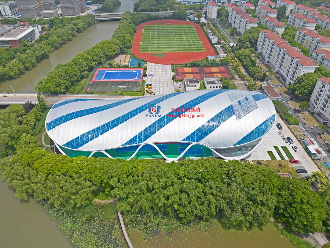 帆影碧波|風(fēng)雨操場(chǎng)上的ETFE膜結(jié)構(gòu)穹頂 帆影碧波|風(fēng)雨操場(chǎng)上的ETFE膜結(jié)構(gòu)穹頂