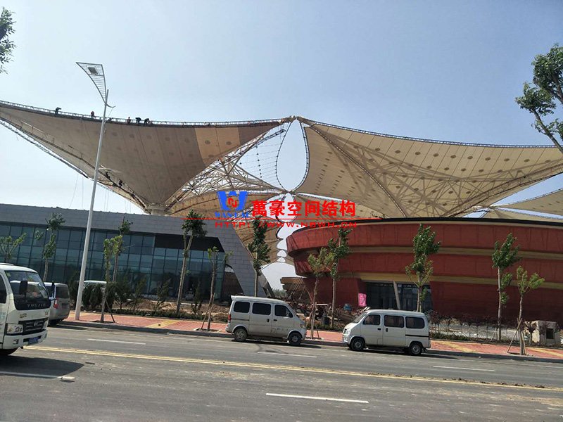 什么是膜結(jié)構(gòu)屋面？PTFE膜結(jié)構(gòu)屋面有哪些特點(diǎn)優(yōu)勢(shì)？