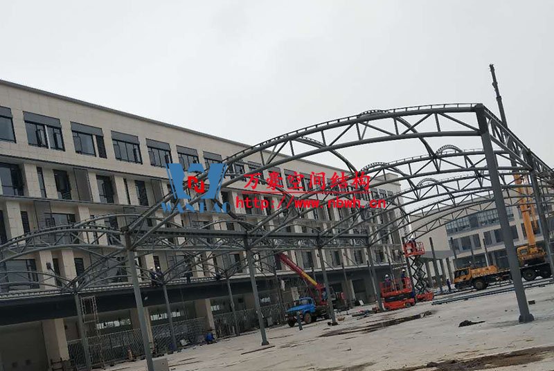 奉化方橋農(nóng)副鋼結構雨棚工程鋼結構施工中