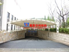 地下車庫雨棚什么材料好？膜結(jié)構(gòu)為什么是地下車庫雨棚材料的優(yōu)先選擇？